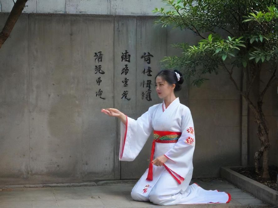 一个舒适的桑拿房内部，蒸汽弥漫，柔和的灯光营造出奢华而放松的氛围。