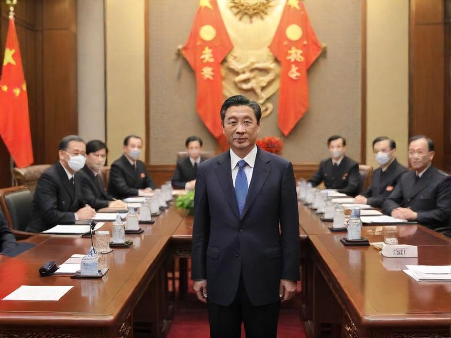 一群长沙年轻人在咖啡馆里欢声笑语，享受社交时光