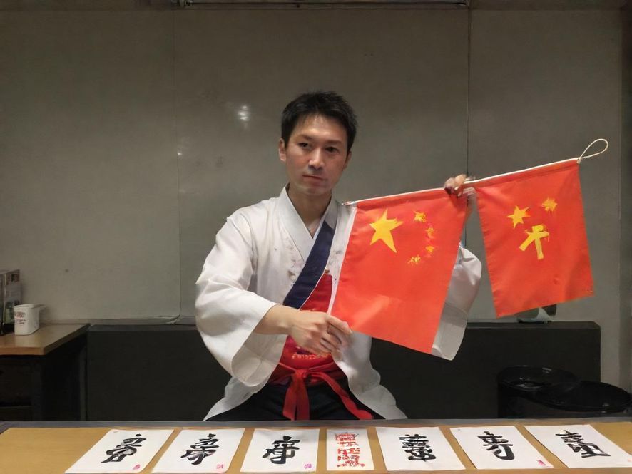 广州QT会所内部豪华装修,广角镜头下的现代奢华私密休息区,营造出尊贵的氛围。