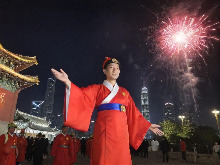 一群朋友在咖啡馆里开心地聊天,氛围温馨而放松。