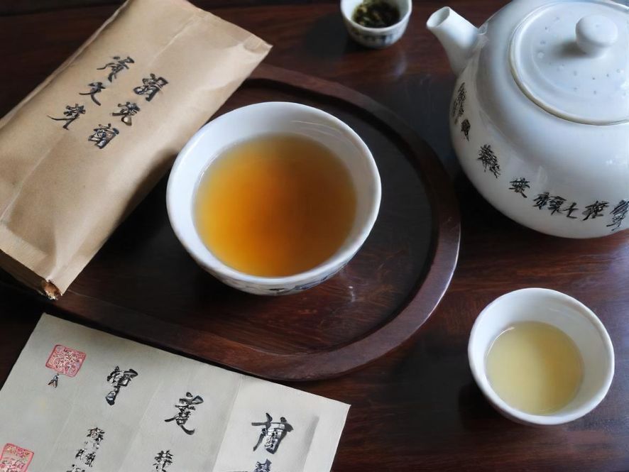 一张摆放着精致茶点和茶具的桌面特写,柔和的灯光营造出温馨私密的氛围,暗示着高品质的休闲享受。