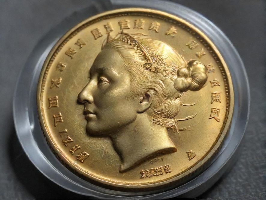 金丝阁入口,一扇雕花木门半掩,透露出内里幽静而奢华的氛围,周围绿植环绕,仿佛隔绝了尘世喧嚣。