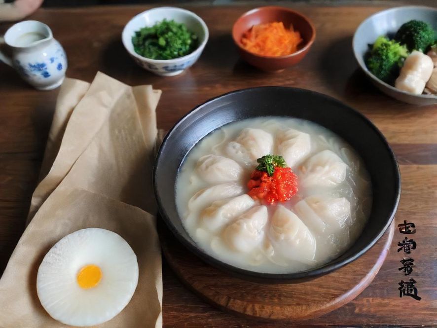 深圳龙岗休闲会所的私密包间内部,配有舒适的躺椅和柔和的灯光,营造出温馨私密的休憩空间。